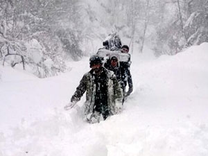 Kar 3 kişiyi esir aldı