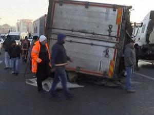 Kamyon trafiği felç etti