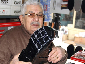 Ayakkabı ustasından düşmeye karşı önlem