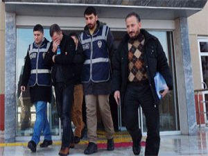 Rize'de altınları elleriyle dolandırıcıya verdi!