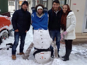 Giresun'da kardan adam amuda kalktı