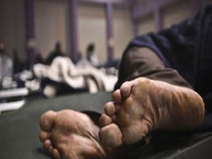 Evden atılan aileye zabıta sahip çıktı