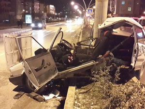 Hurdaya dönen otomobilden sağ çıktı