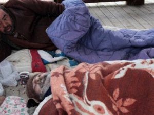 Soğuktan ölen arkadaşına son kez baktı