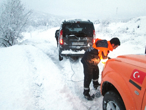 Karda mahsur kalanlar kurtarıldı