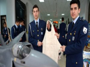 Türk öğrenciler, dünyanın peşinde olduğu kumaşı ürettiler