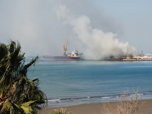 Gemideki yangın kontrol altına alınamıyor