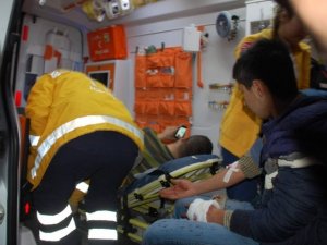 Saldırıda Yaralanan Genç, Sedyede Mesajlaşmaya Daldı