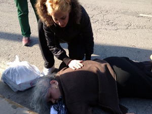 Yaşlı kadınlara çarpıp...