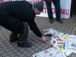 'Charlie Hebdo' ve 'Cumhuriyet'i yaktılar