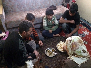 Çöpten topladıkları ekmeği yiyorlar...!