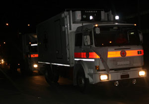 Kızıl araçlar yardım dağıtıyor