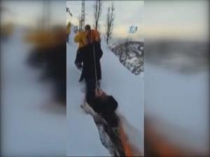 Kızakla ambulansa taşındı