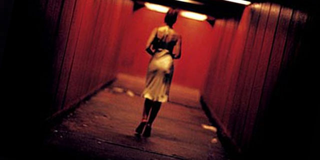 Sarhoş kadına iki kere tecavüz etti