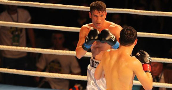 Türk Boksör yumruklarıyla yıktı