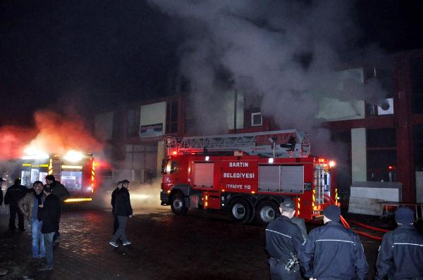 Atölye yangını itfaiye söndürdü