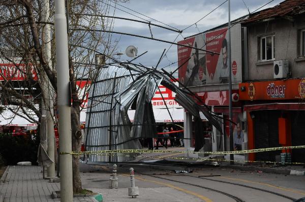 Lodos, Bursa'da çatı uçurdu ağaç devirdi