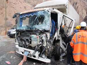 Artvin'de kamyonlar birbirine girdi!