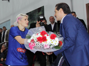 Bakan Çelik, bayan hentbol takımını izledi