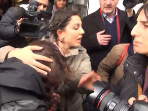 Kadın eylemcinin kafasına kalas düştü