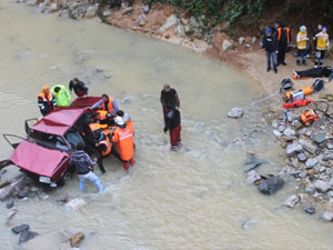 Otomobil dereye uçtu