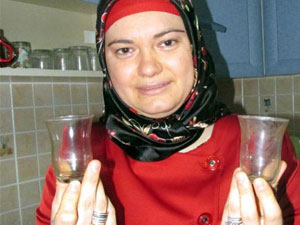 Davanın böylesi! Çay bardakları lekeli çıkınca...