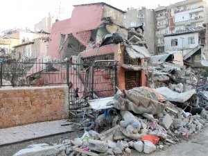 Bina çöktü faciadan dönüldü!