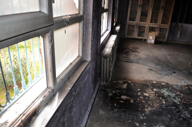 Okul binasını ateşe verdiler!