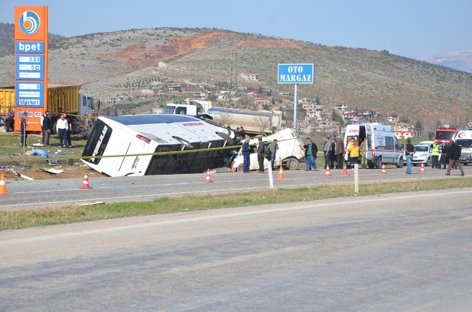 Otobüs, minibüs ile çarpıştı: 5’i ağır 20 yaralı