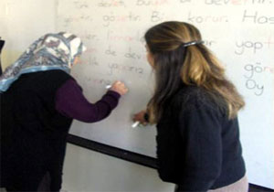 Giresun'da köylülere okuma yazma öğretiyor