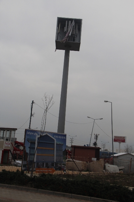 Reklam panosundan baz istasyonu çıktı