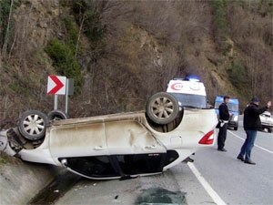 Artvin'de yola dökülen mazot kaza yaptırdı!
