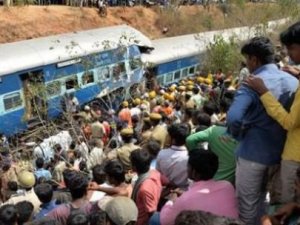 Vagonlar raydan çıktı: 11 ölü, 42 yaralı!