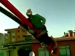 Yok artık ! Vince asılarak 6. kata çıktı