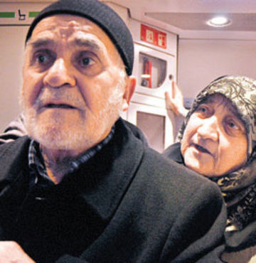 Hızlı tren yaşlı çift için geri döndü