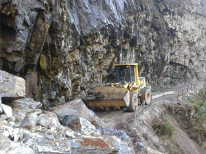Çamlıhemşin'de heyelan yol kapattı