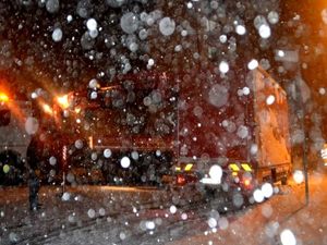 Kayan TIR’ın altında kaldı