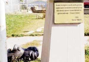 Hainler Atatürk büstüne saldırdı