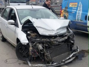 Trabzon'da kaza! Bariyerlere çarptı