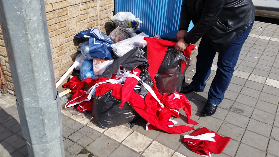 Ortahisar’da Türk bayrakları çöpte bulundu: Ahmet Kaya tepki gösterdi