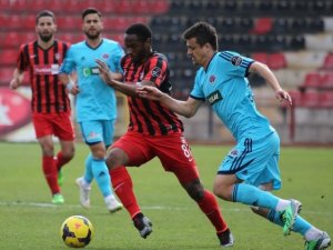 Kasımpaşa 10 kişiyle yendi