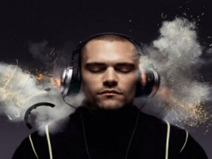 Telefonda yüksek sesle müzik dinleyenler dikkat!