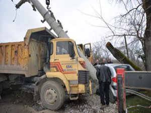 Freni patladı direğe çarparak durdu