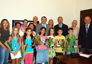 Tenisciler Vali'nin makamında