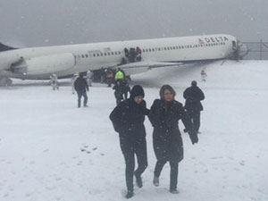 Yolcu uçağı pistten çıktı