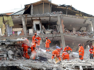 O ilçe yerle bir olabilir