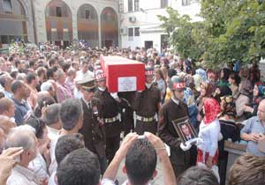 Trabzon şehidine ağlıyor!