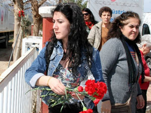 Kadın işçiler karanfillerle anıldı