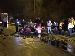 İki otomobil kafa kafaya çarpıştı