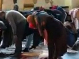 Kilisede kadınlı erkekli namaz olay oldu